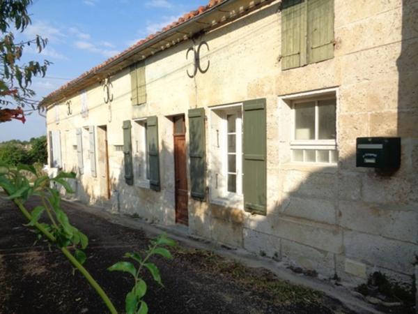 15 mn Angoulême Gare, ancien Corps de Ferme à réhabiliter au sud le l'agglomération.