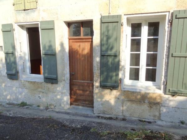 15 mn Angoulême Gare, ancien Corps de Ferme à réhabiliter au sud le l'agglomération.