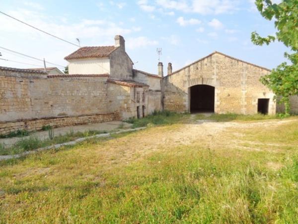 15 mn Angoulême Gare, ancien Corps de Ferme à réhabiliter au sud le l'agglomération.