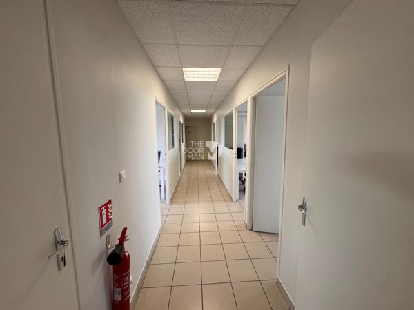 Bureau - À vendre - 184 m² - LAVAL | The Door Man