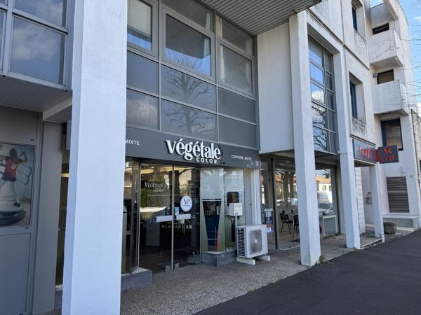 Local commercial
                                                                                                                                                                                                                                                                                                                                                                                                                                            42.7  m²