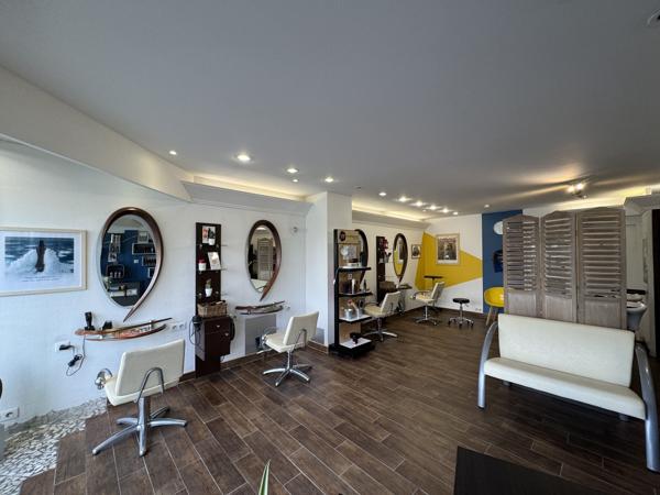 Local commercial
                                                                                                                                                                                                                                                                                                                                                                                                                                            42.7  m²