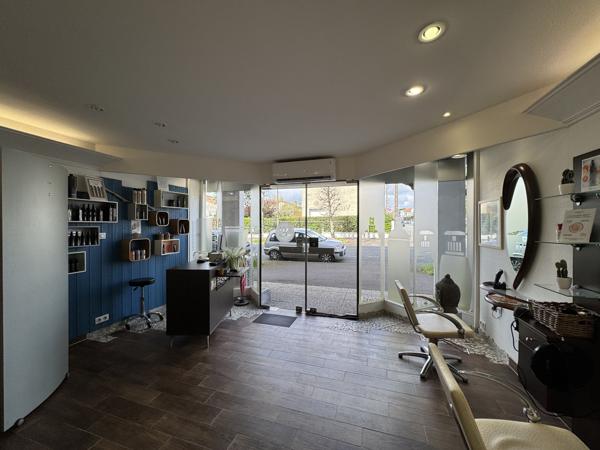 Local commercial
                                                                                                                                                                                                                                                                                                                                                                                                                                            42.7  m²
