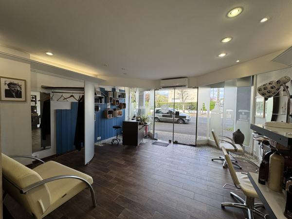 Local commercial
                                                                                                                                                                                                                                                                                                                                                                                                                                            42.7  m²