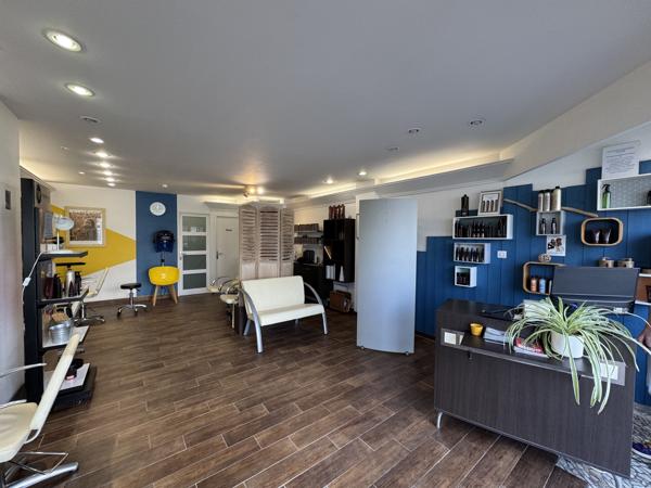 Local commercial
                                                                                                                                                                                                                                                                                                                                                                                                                                            42.7  m²