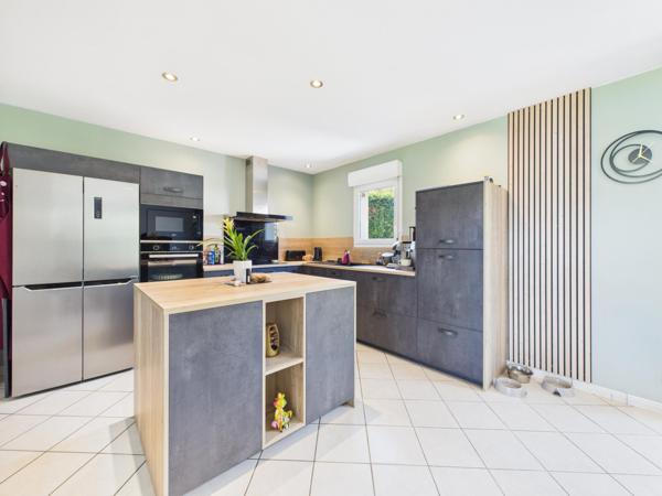 Maison plain-pied avec 4 chambres et piscine