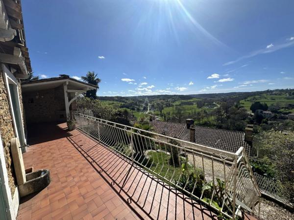 Maison en pierre au cur du village Médiéval
