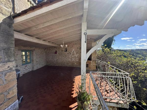 Maison en pierre au cur du village Médiéval