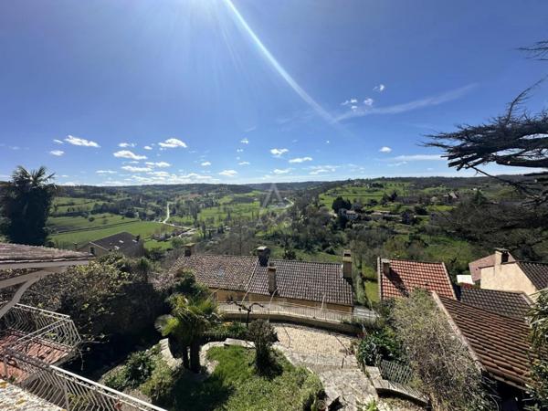Maison en pierre au cur du village Médiéval