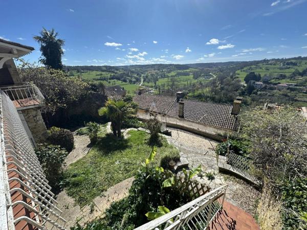 Maison en pierre au cur du village Médiéval