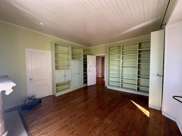 Maison en pierre au cur du village Médiéval