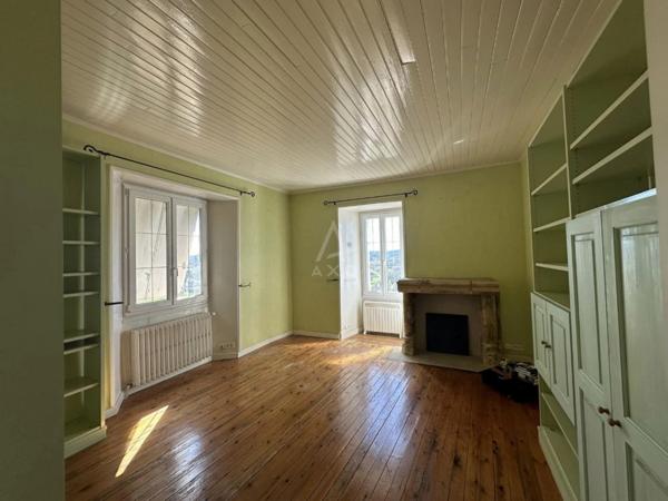 Maison en pierre au cur du village Médiéval