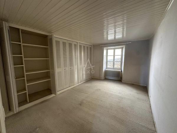 Maison en pierre au cur du village Médiéval