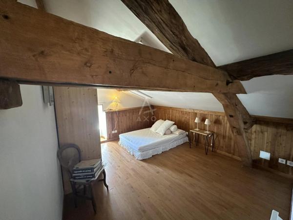 Maison en pierre au cur du village Médiéval