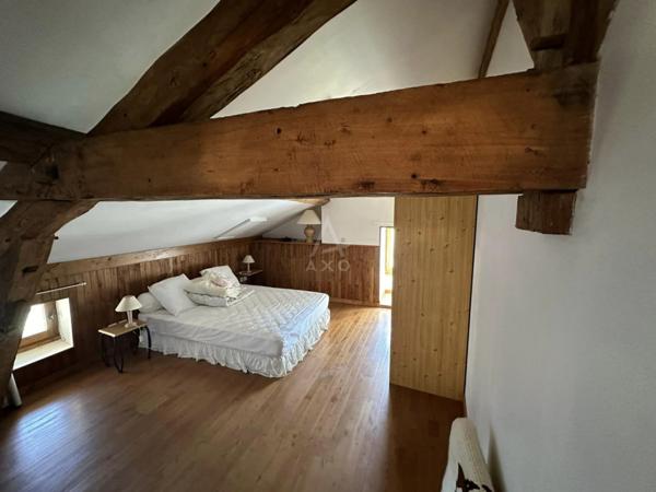 Maison en pierre au cur du village Médiéval