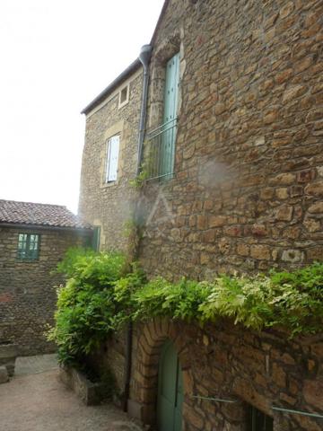 Maison en pierre au cur du village Médiéval