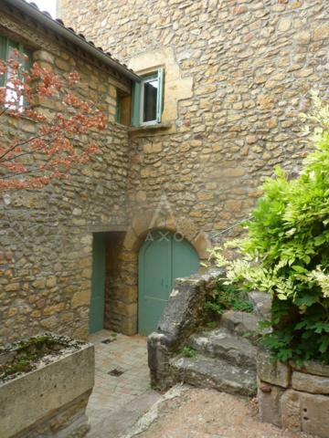 Maison en pierre au cur du village Médiéval