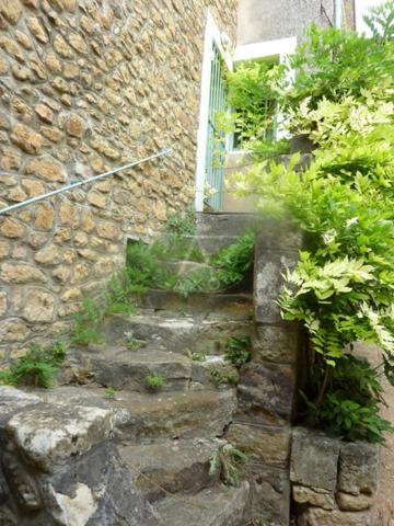 Maison en pierre au cur du village Médiéval