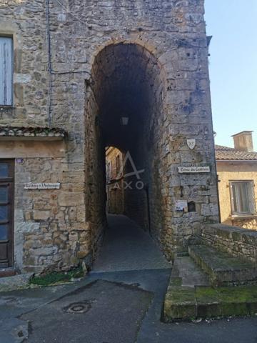 Maison en pierre au cur du village Médiéval