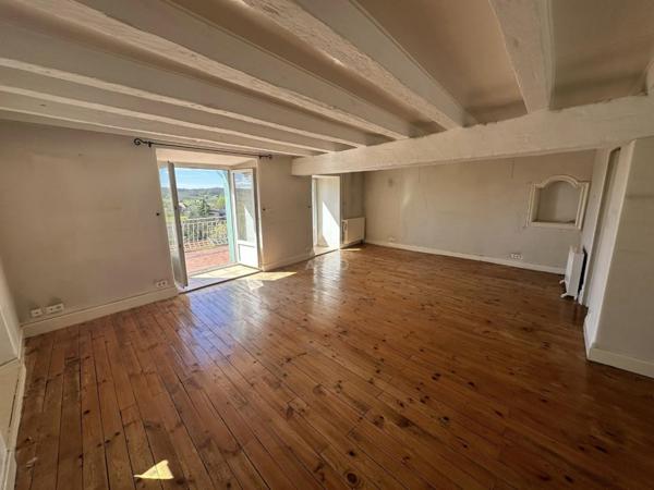 Maison en pierre au cur du village Médiéval