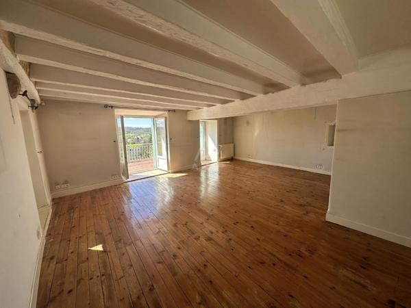 Maison en pierre au cur du village Médiéval