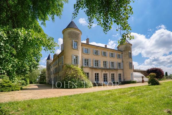 Vaste domaine et dépendances, 1 400 m² dans un parc de 70 903 m²