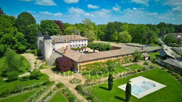Vaste domaine et dépendances, 1 400 m² dans un parc de 70 903 m²