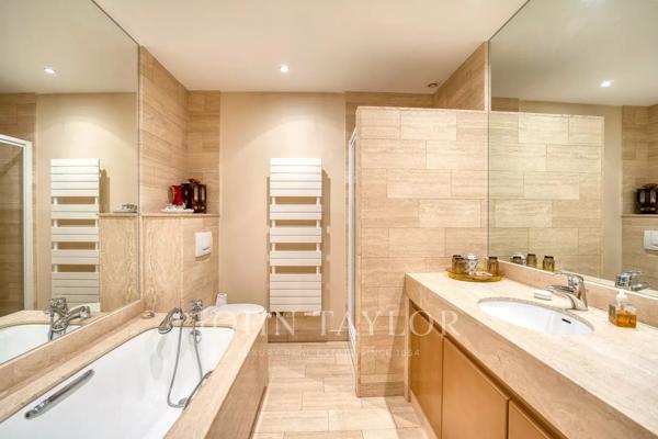 Vaste domaine et dépendances, 1 400 m² dans un parc de 70 903 m²