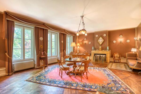 Vaste domaine et dépendances, 1 400 m² dans un parc de 70 903 m²