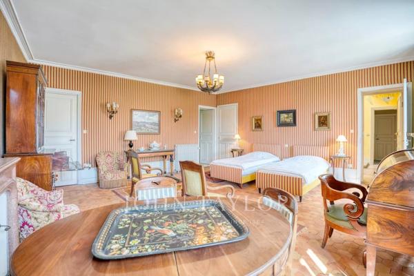 Vaste domaine et dépendances, 1 400 m² dans un parc de 70 903 m²