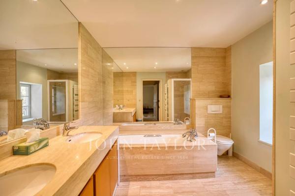 Vaste domaine et dépendances, 1 400 m² dans un parc de 70 903 m²