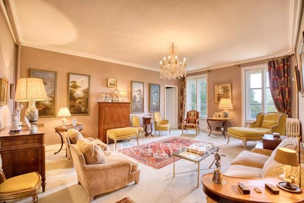Vaste domaine et dépendances, 1 400 m² dans un parc de 70 903 m²