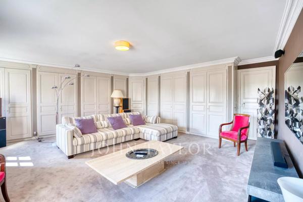 Vaste domaine et dépendances, 1 400 m² dans un parc de 70 903 m²