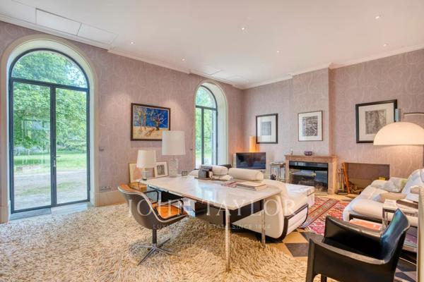 Vaste domaine et dépendances, 1 400 m² dans un parc de 70 903 m²