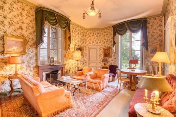 Vaste domaine et dépendances, 1 400 m² dans un parc de 70 903 m²