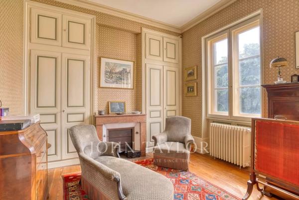 Vaste domaine et dépendances, 1 400 m² dans un parc de 70 903 m²