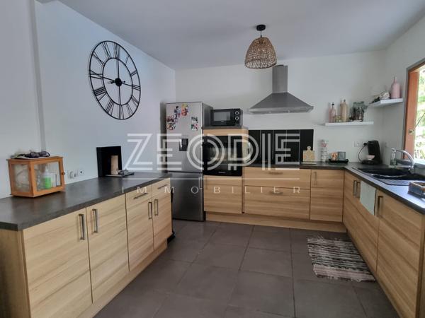 Saint-François (97118) Villa de 120m² environ sur un terrain de 1100m² avec piscine.