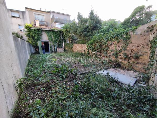 Chez BSK Immobilier, David O6O3553368 vous propose cette maison sur Clermont l'Hérault, commune disposant de tous les commerces, commodités et de plusieurs écoles, collèges et lycées, ainsi qu'un accès à l'autoroute A75 desservant Montpellier en 20 minutes et Béziers en 25 minutes.
Cette maison de ville de 3 niveaux se compose:
-Au rez-de-chaussée, un grand garage de plus de 100 m².
-Au 1er étage, une cuisine, une réserve, une salle à manger et une chambre double.
-Au dernier étage, une chambre avec salle d'eau, une buanderie et un grand séjour.
Bonus: un bel extérieur de plus de 60 m² avec un puits.
Bonus 2; le toit et la façade sont en très bon état.
Cette demeure nécessite un bon rafraichissement mais possède un gros potentiel   
Pour plus de renseignements, n'hésitez pas à contacter David O6O3553368.