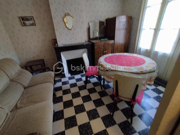 Chez BSK Immobilier, David O6O3553368 vous propose cette maison sur Clermont l'Hérault, commune disposant de tous les commerces, commodités et de plusieurs écoles, collèges et lycées, ainsi qu'un accès à l'autoroute A75 desservant Montpellier en 20 minutes et Béziers en 25 minutes.
Cette maison de ville de 3 niveaux se compose:
-Au rez-de-chaussée, un grand garage de plus de 100 m².
-Au 1er étage, une cuisine, une réserve, une salle à manger et une chambre double.
-Au dernier étage, une chambre avec salle d'eau, une buanderie et un grand séjour.
Bonus: un bel extérieur de plus de 60 m² avec un puits.
Bonus 2; le toit et la façade sont en très bon état.
Cette demeure nécessite un bon rafraichissement mais possède un gros potentiel   
Pour plus de renseignements, n'hésitez pas à contacter David O6O3553368.