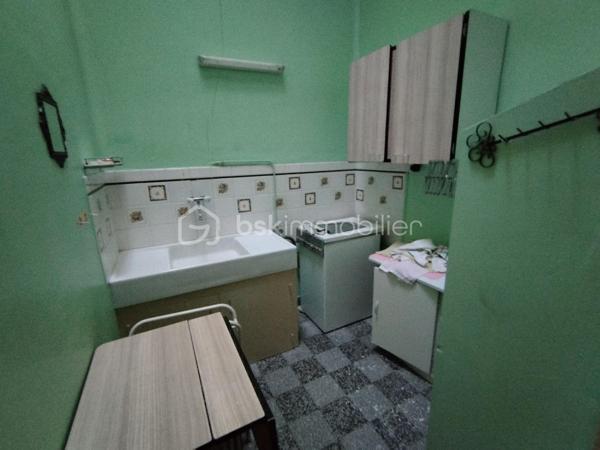 Chez BSK Immobilier, David O6O3553368 vous propose cette maison sur Clermont l'Hérault, commune disposant de tous les commerces, commodités et de plusieurs écoles, collèges et lycées, ainsi qu'un accès à l'autoroute A75 desservant Montpellier en 20 minutes et Béziers en 25 minutes.
Cette maison de ville de 3 niveaux se compose:
-Au rez-de-chaussée, un grand garage de plus de 100 m².
-Au 1er étage, une cuisine, une réserve, une salle à manger et une chambre double.
-Au dernier étage, une chambre avec salle d'eau, une buanderie et un grand séjour.
Bonus: un bel extérieur de plus de 60 m² avec un puits.
Bonus 2; le toit et la façade sont en très bon état.
Cette demeure nécessite un bon rafraichissement mais possède un gros potentiel   
Pour plus de renseignements, n'hésitez pas à contacter David O6O3553368.