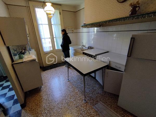 Chez BSK Immobilier, David O6O3553368 vous propose cette maison sur Clermont l'Hérault, commune disposant de tous les commerces, commodités et de plusieurs écoles, collèges et lycées, ainsi qu'un accès à l'autoroute A75 desservant Montpellier en 20 minutes et Béziers en 25 minutes.
Cette maison de ville de 3 niveaux se compose:
-Au rez-de-chaussée, un grand garage de plus de 100 m².
-Au 1er étage, une cuisine, une réserve, une salle à manger et une chambre double.
-Au dernier étage, une chambre avec salle d'eau, une buanderie et un grand séjour.
Bonus: un bel extérieur de plus de 60 m² avec un puits.
Bonus 2; le toit et la façade sont en très bon état.
Cette demeure nécessite un bon rafraichissement mais possède un gros potentiel   
Pour plus de renseignements, n'hésitez pas à contacter David O6O3553368.