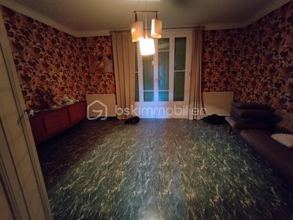 Chez BSK Immobilier, David O6O3553368 vous propose cette maison sur Clermont l'Hérault, commune disposant de tous les commerces, commodités et de plusieurs écoles, collèges et lycées, ainsi qu'un accès à l'autoroute A75 desservant Montpellier en 20 minutes et Béziers en 25 minutes.
Cette maison de ville de 3 niveaux se compose:
-Au rez-de-chaussée, un grand garage de plus de 100 m².
-Au 1er étage, une cuisine, une réserve, une salle à manger et une chambre double.
-Au dernier étage, une chambre avec salle d'eau, une buanderie et un grand séjour.
Bonus: un bel extérieur de plus de 60 m² avec un puits.
Bonus 2; le toit et la façade sont en très bon état.
Cette demeure nécessite un bon rafraichissement mais possède un gros potentiel   
Pour plus de renseignements, n'hésitez pas à contacter David O6O3553368.