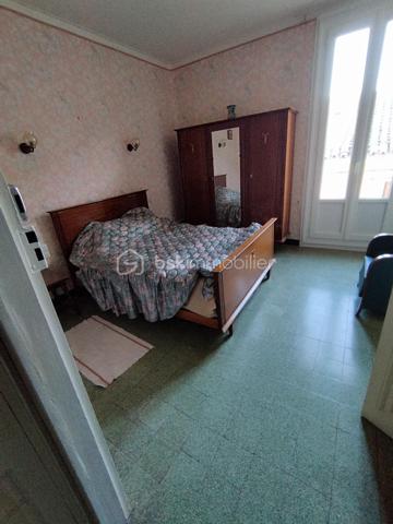 Chez BSK Immobilier, David O6O3553368 vous propose cette maison sur Clermont l'Hérault, commune disposant de tous les commerces, commodités et de plusieurs écoles, collèges et lycées, ainsi qu'un accès à l'autoroute A75 desservant Montpellier en 20 minutes et Béziers en 25 minutes.
Cette maison de ville de 3 niveaux se compose:
-Au rez-de-chaussée, un grand garage de plus de 100 m².
-Au 1er étage, une cuisine, une réserve, une salle à manger et une chambre double.
-Au dernier étage, une chambre avec salle d'eau, une buanderie et un grand séjour.
Bonus: un bel extérieur de plus de 60 m² avec un puits.
Bonus 2; le toit et la façade sont en très bon état.
Cette demeure nécessite un bon rafraichissement mais possède un gros potentiel   
Pour plus de renseignements, n'hésitez pas à contacter David O6O3553368.
