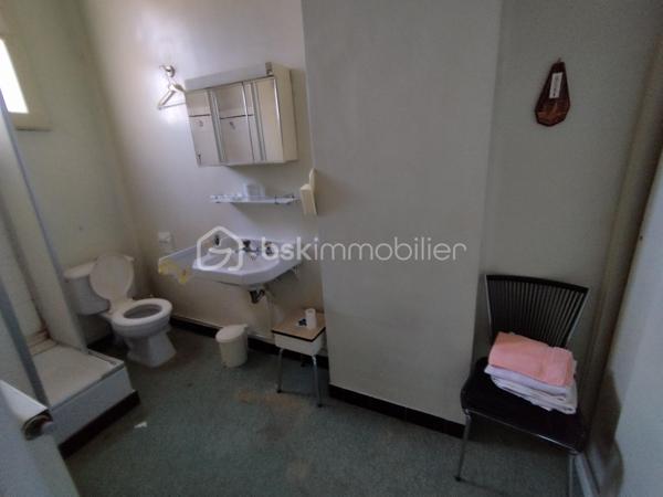 Chez BSK Immobilier, David O6O3553368 vous propose cette maison sur Clermont l'Hérault, commune disposant de tous les commerces, commodités et de plusieurs écoles, collèges et lycées, ainsi qu'un accès à l'autoroute A75 desservant Montpellier en 20 minutes et Béziers en 25 minutes.
Cette maison de ville de 3 niveaux se compose:
-Au rez-de-chaussée, un grand garage de plus de 100 m².
-Au 1er étage, une cuisine, une réserve, une salle à manger et une chambre double.
-Au dernier étage, une chambre avec salle d'eau, une buanderie et un grand séjour.
Bonus: un bel extérieur de plus de 60 m² avec un puits.
Bonus 2; le toit et la façade sont en très bon état.
Cette demeure nécessite un bon rafraichissement mais possède un gros potentiel   
Pour plus de renseignements, n'hésitez pas à contacter David O6O3553368.