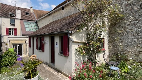 Saint-Nom-la-Bretèche (78860) Très belle maison de village rénovée avec Jardin en plein centre village.