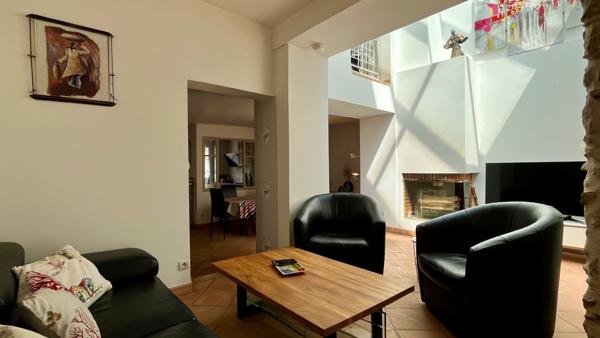 Saint-Nom-la-Bretèche (78860) Très belle maison de village rénovée avec Jardin en plein centre village.