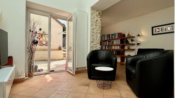 Saint-Nom-la-Bretèche (78860) Très belle maison de village rénovée avec Jardin en plein centre village.