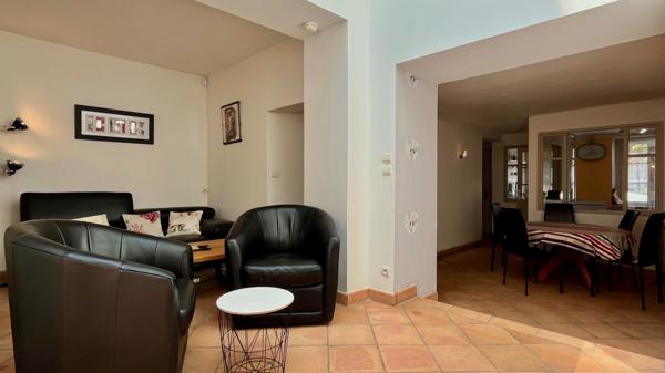 Saint-Nom-la-Bretèche (78860) Très belle maison de village rénovée avec Jardin en plein centre village.