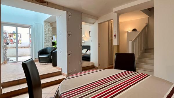 Saint-Nom-la-Bretèche (78860) Très belle maison de village rénovée avec Jardin en plein centre village.