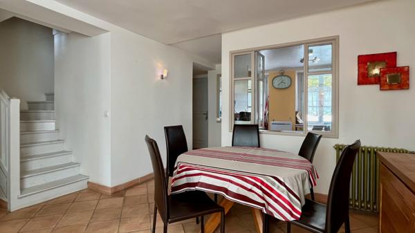 Saint-Nom-la-Bretèche (78860) Très belle maison de village rénovée avec Jardin en plein centre village.